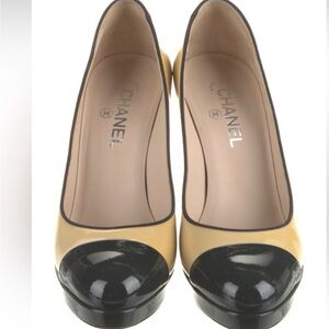 Chanel Interlocking CC Logo Pumps / Size 40